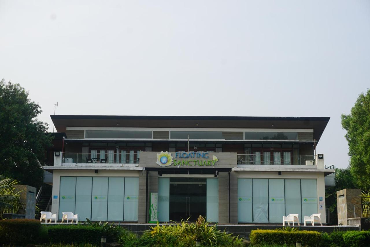 Floating Sanctuary Resort Powered By Cocotel Bulacan Bagian luar foto