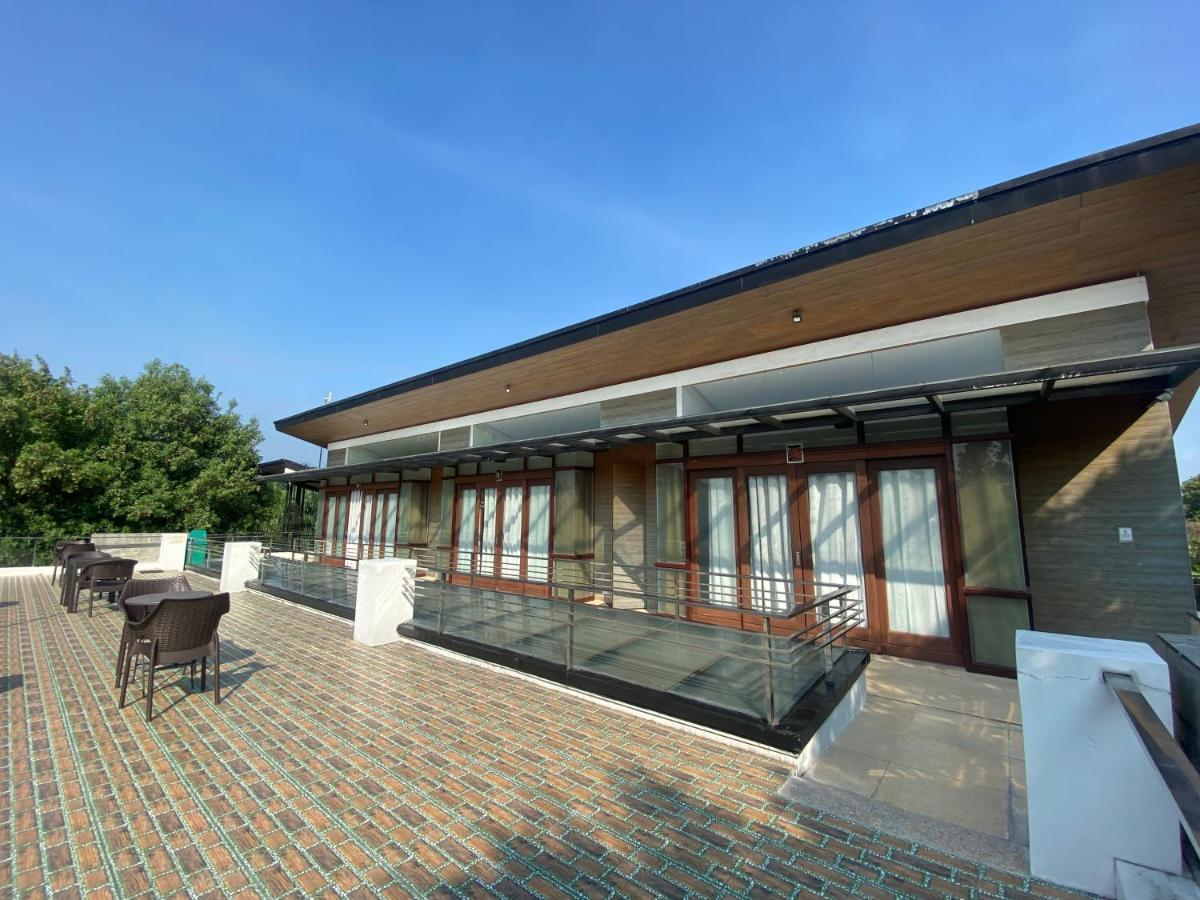 Floating Sanctuary Resort Powered By Cocotel Bulacan Bagian luar foto